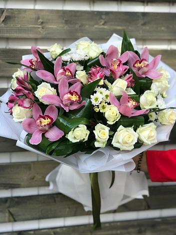 Букет цветов из: Розы и Хризантемы в Ферме