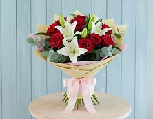 Букет цветов из:  Лилии и Розы в Ферме