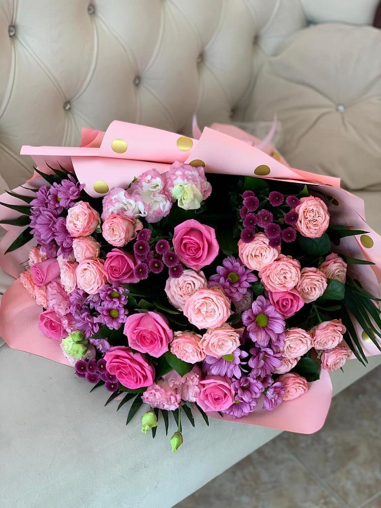 Букет цветов из: Хризантемы, Розы и Лизиантусы в Ферме