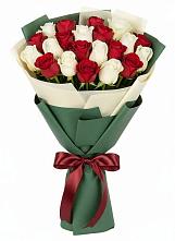 Букет Микс из красных и белых роз в Ферме