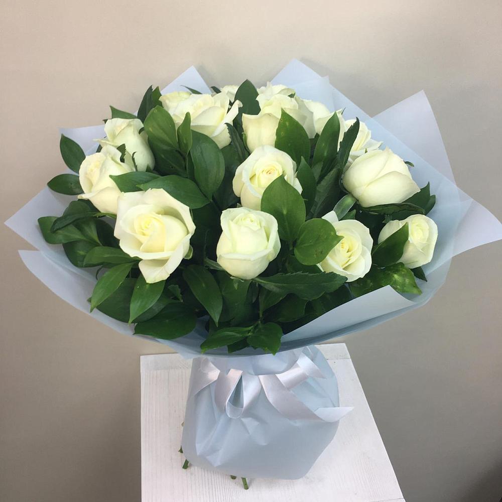 Букет 15 Белых роз Проуд в Ферме