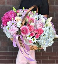 Цветочная композиция из Розы, Хризантемы, Пионы и Лизиантусы в корзине в Ферме