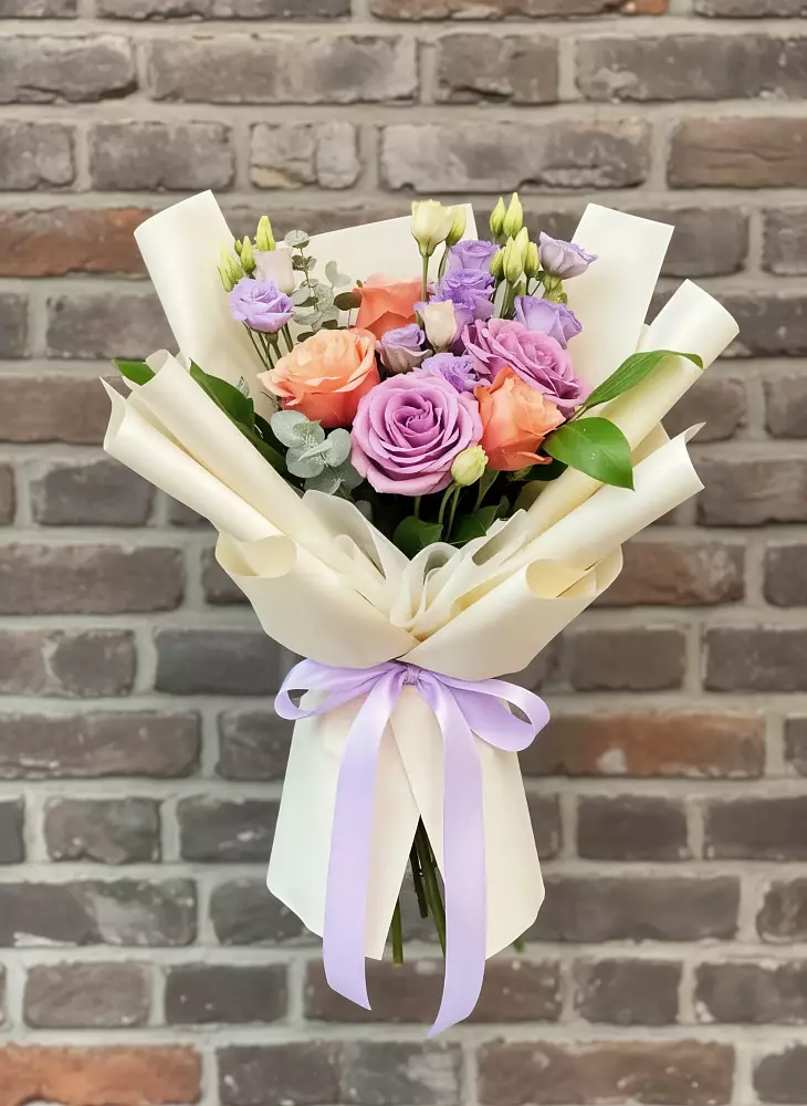 Букет цветов из: Лизиантусы и Розы в Ферме