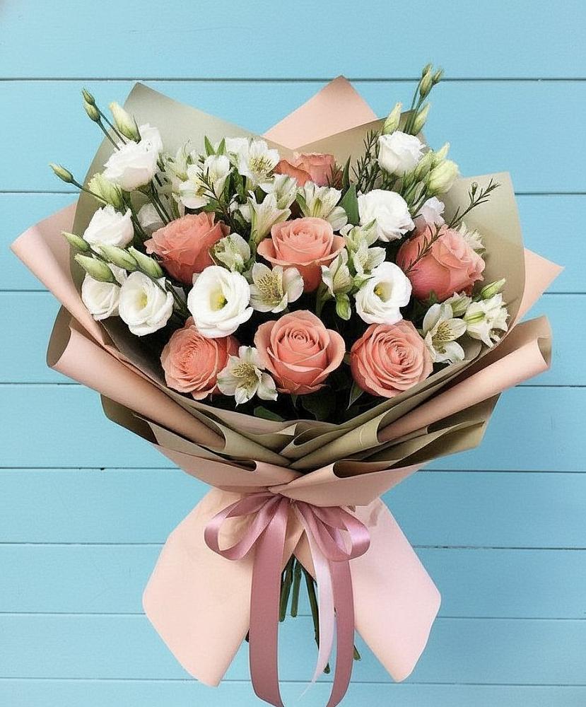 Букет цветов из: Розы, Альстромерии и Лизиантусы в Ферме