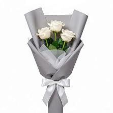 Букет 3 белые розы в Ферме