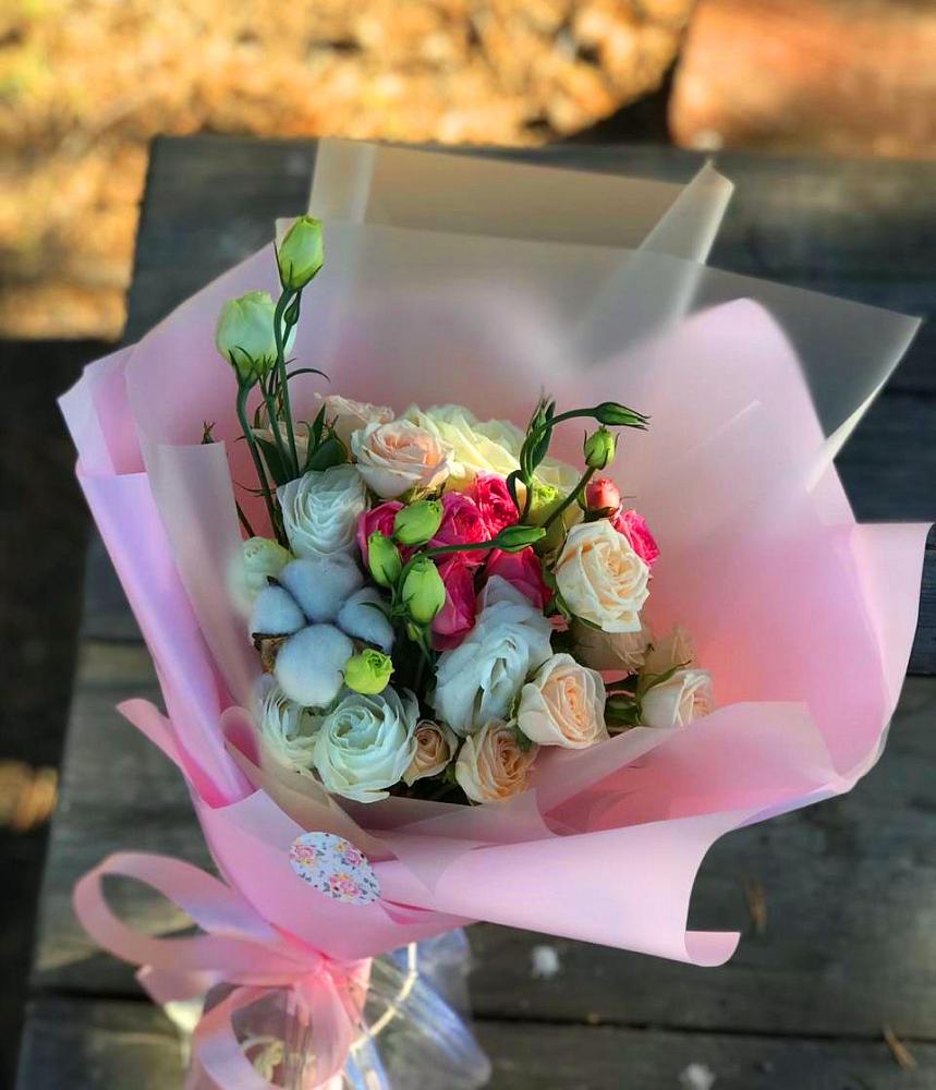 Букет цветов из: Розы и Лизиантусы в Ферме