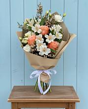 Букет цветов из:  Альстромерии, Лизиантусы, Розы и Хризантемы в Ферме