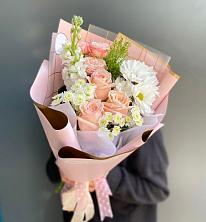 Букет цветов из:  Хризантемы и Розы в Ферме