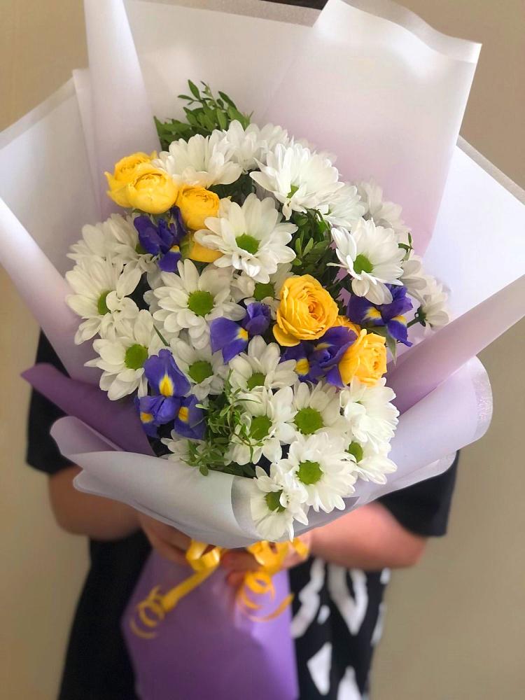 Букет цветов из: Ирисы, Хризантемы и Розы в Ферме