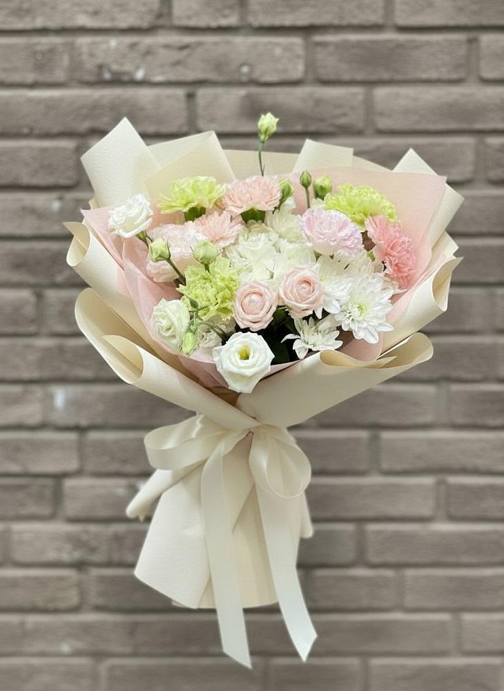 Букет цветов из: Гвоздики, Розы, Лизиантусы и Хризантемы в Ферме