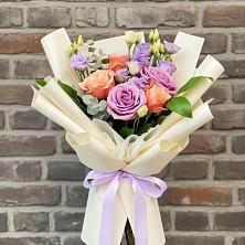 Букет цветов из:  Лизиантусы и Розы в Ферме