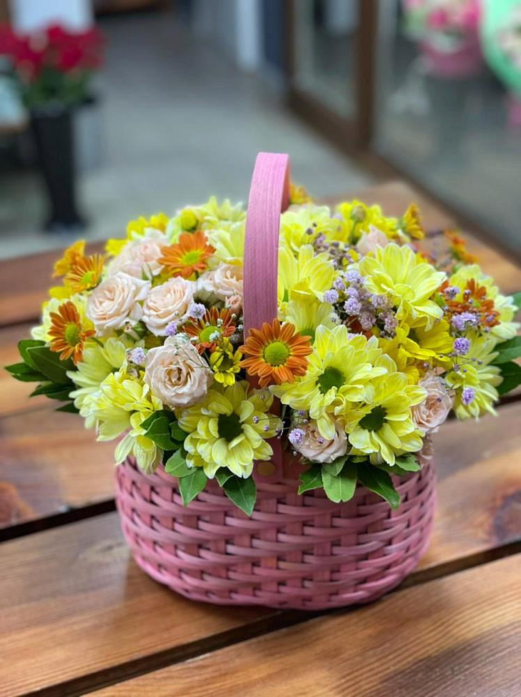 Цветочная композиция из Хризантемы и Розы в корзине в Ферме