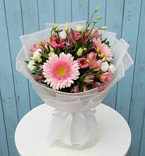 Букет цветов из:  Герберы, Альстромерии и Лизиантусы в Ферме