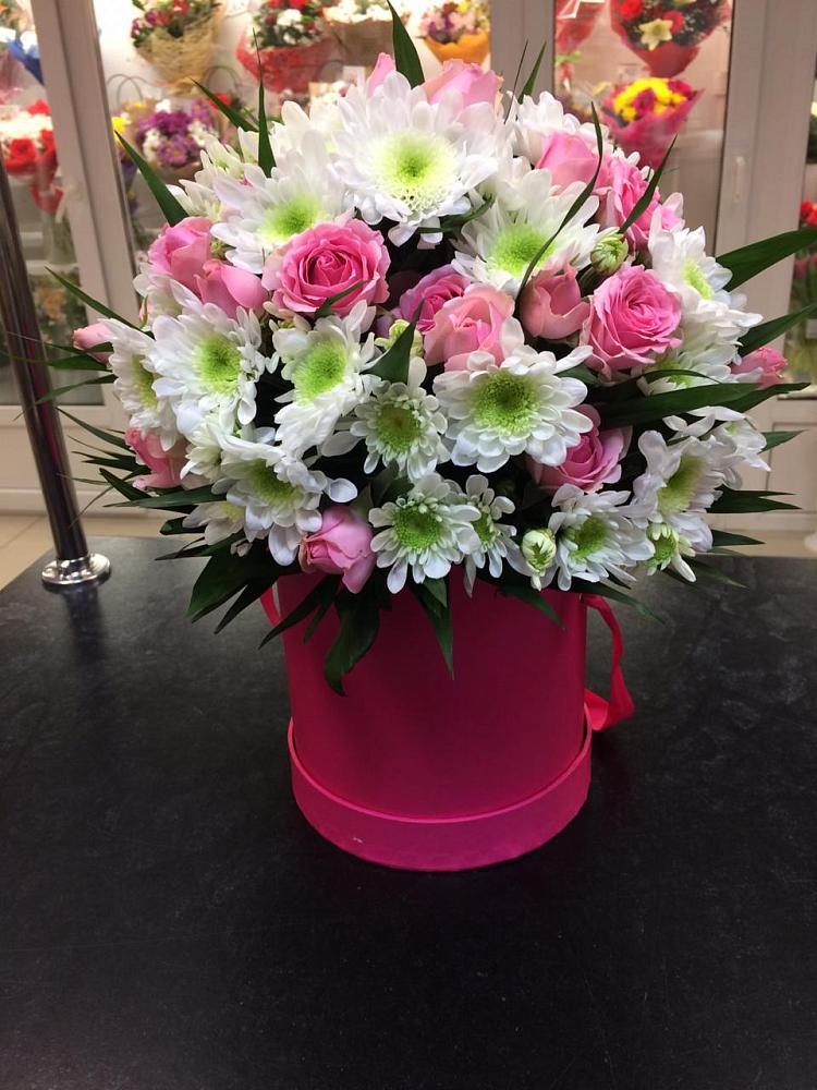 Цветочная композиция из Розы и Хризантемы в шляпной коробке в Ферме