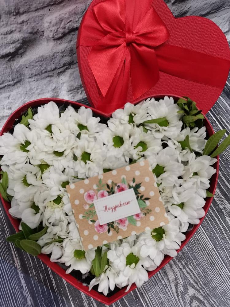 Цветочная композиция из Хризантемы в виде сердца в Ферме