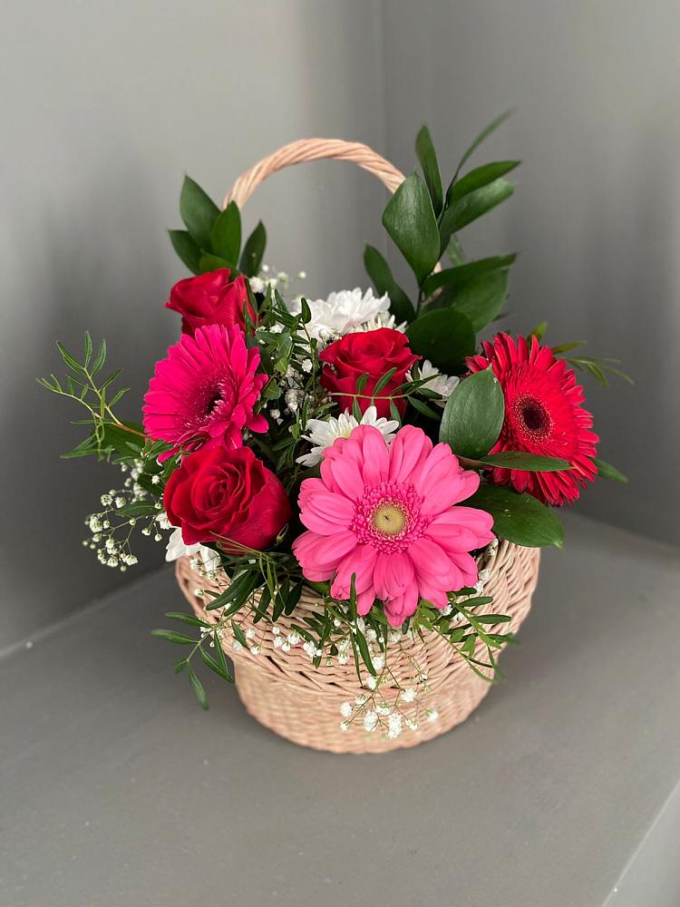 Цветочная композиция из Розы, Хризантемы и Герберы в корзине в Ферме