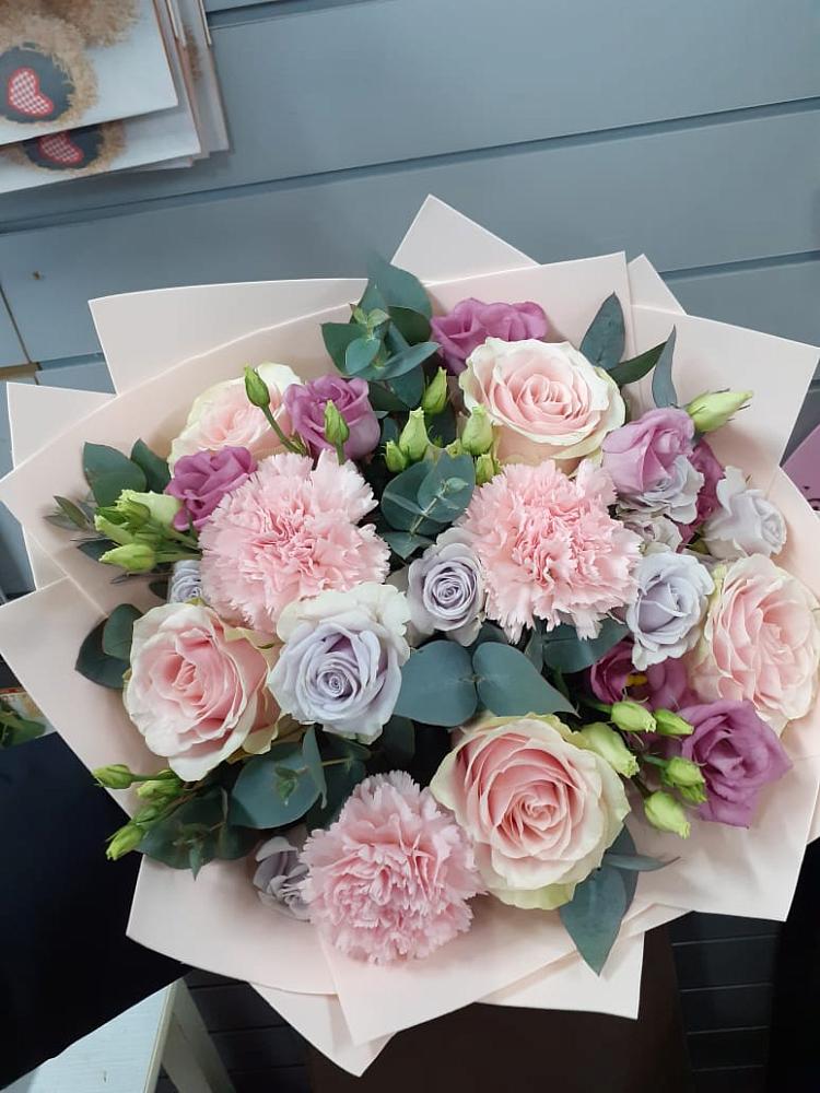 Букет цветов из: Розы, Гвоздики и Лизиантусы в Ферме