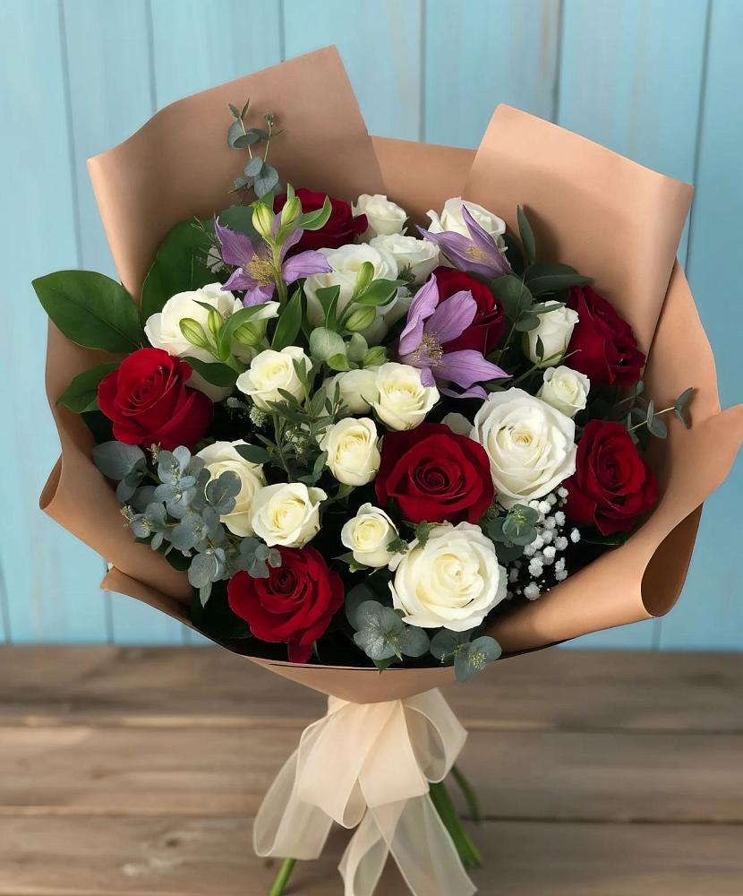 Букет цветов из: Розы и Альстромерии в Ферме