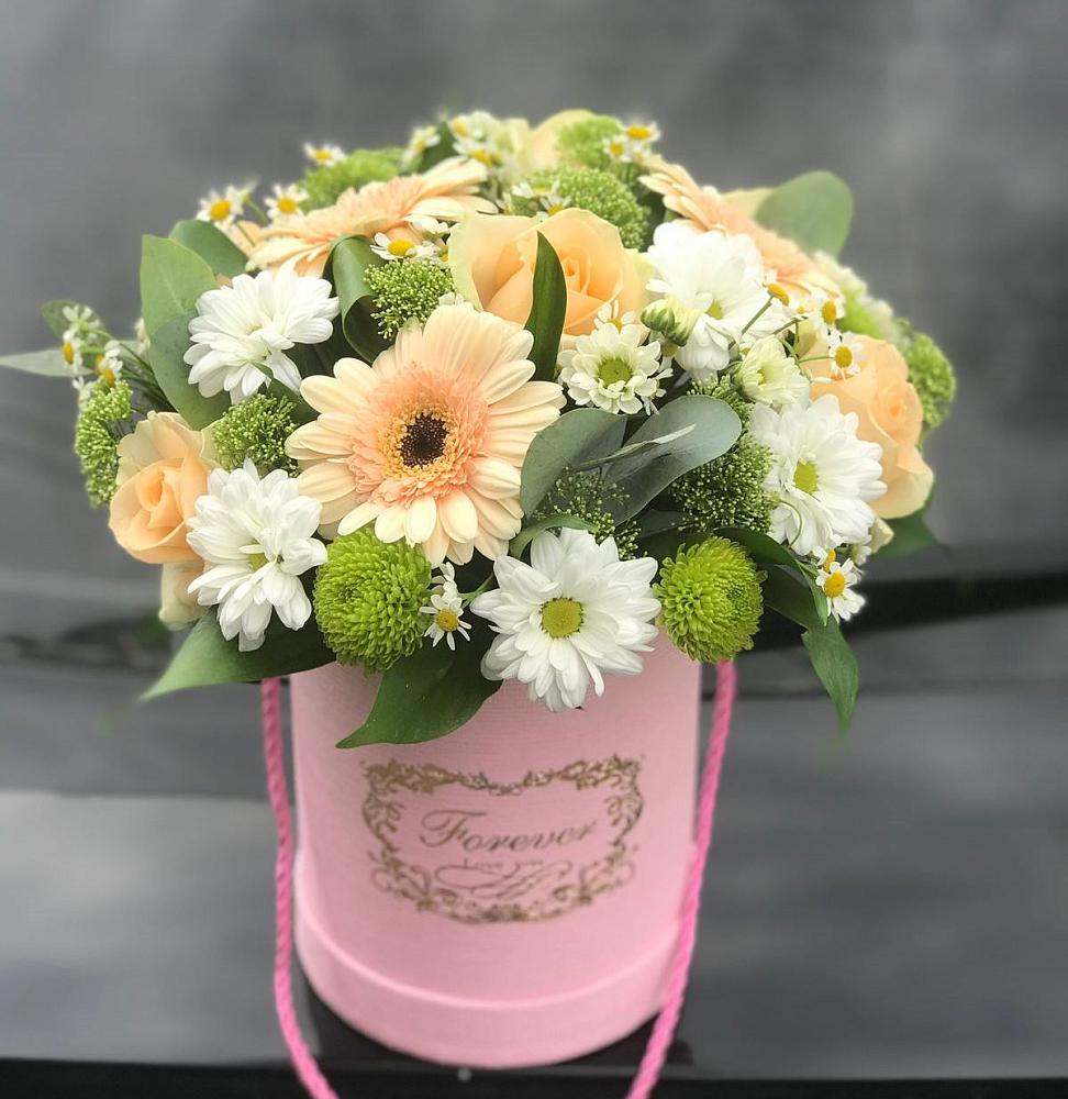 Цветочная композиция из Розы, Герберы и Хризантемы в шляпной коробке в Ферме